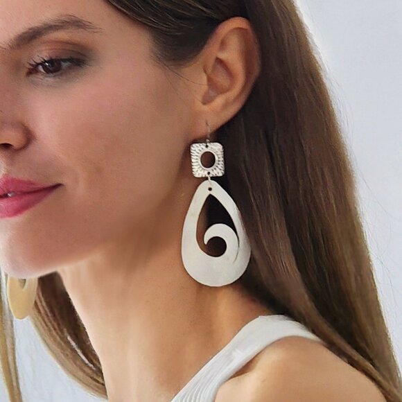 Free People Jewelry lightweight Earrings Silver Natural Mother Of Pearl - Picture 1 of 11